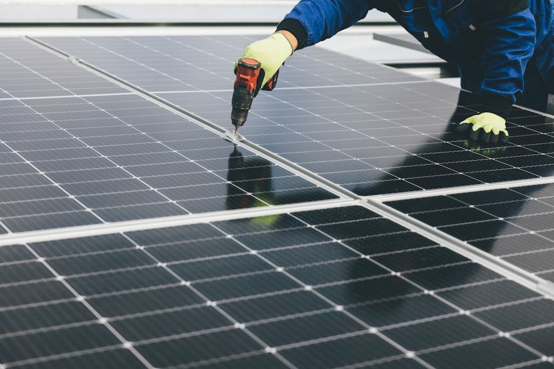 Große Solaranlage auf einem Gewerbedach mit blauer Himmelsreflexion