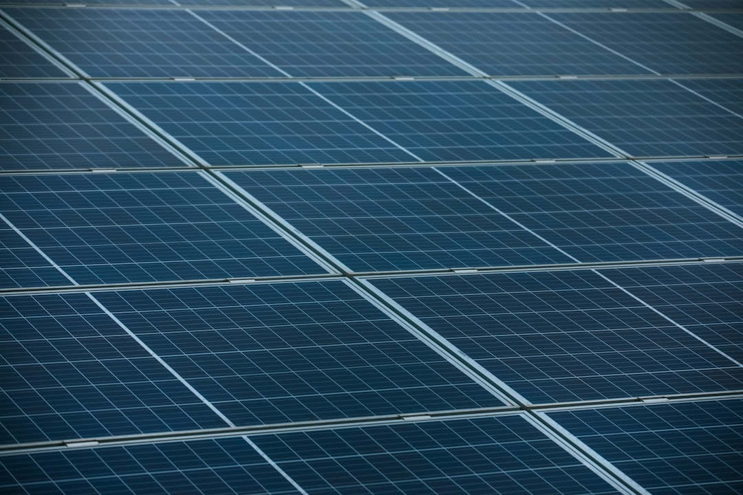 Nahaufnahme eines Solarpanels mit blauem Himmel